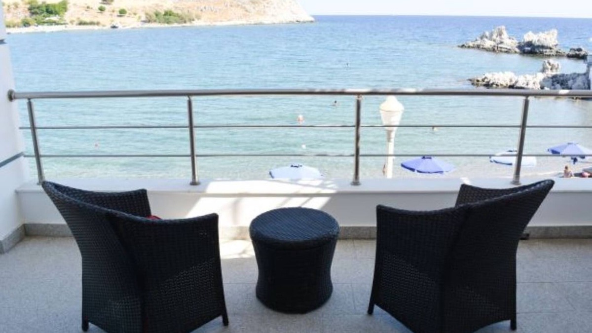 Haraki Villa | Majestic Blue Beachfront Villa