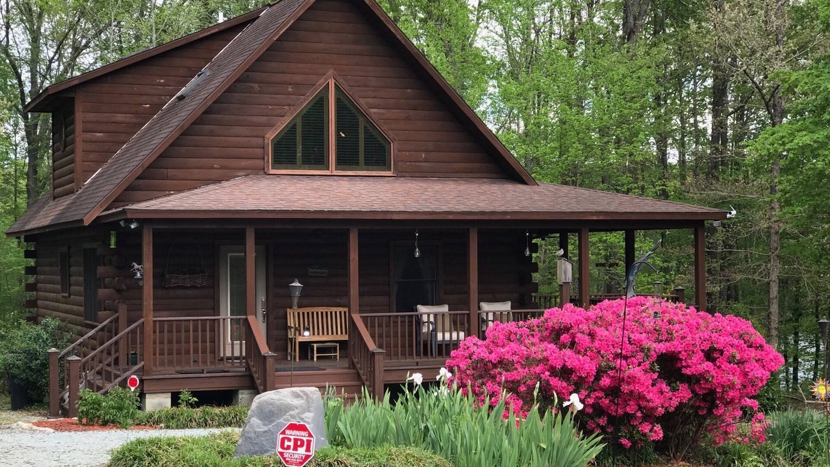 Roxboro Cabin | Majestic Lakefront Log Cabin located in the NC High Plains