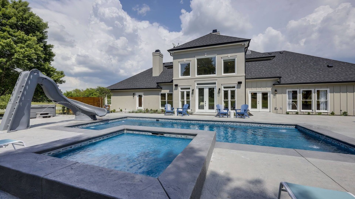 Lebanon House | Majestic Manor-Private Hundred Acre Yard-Pool/Spa