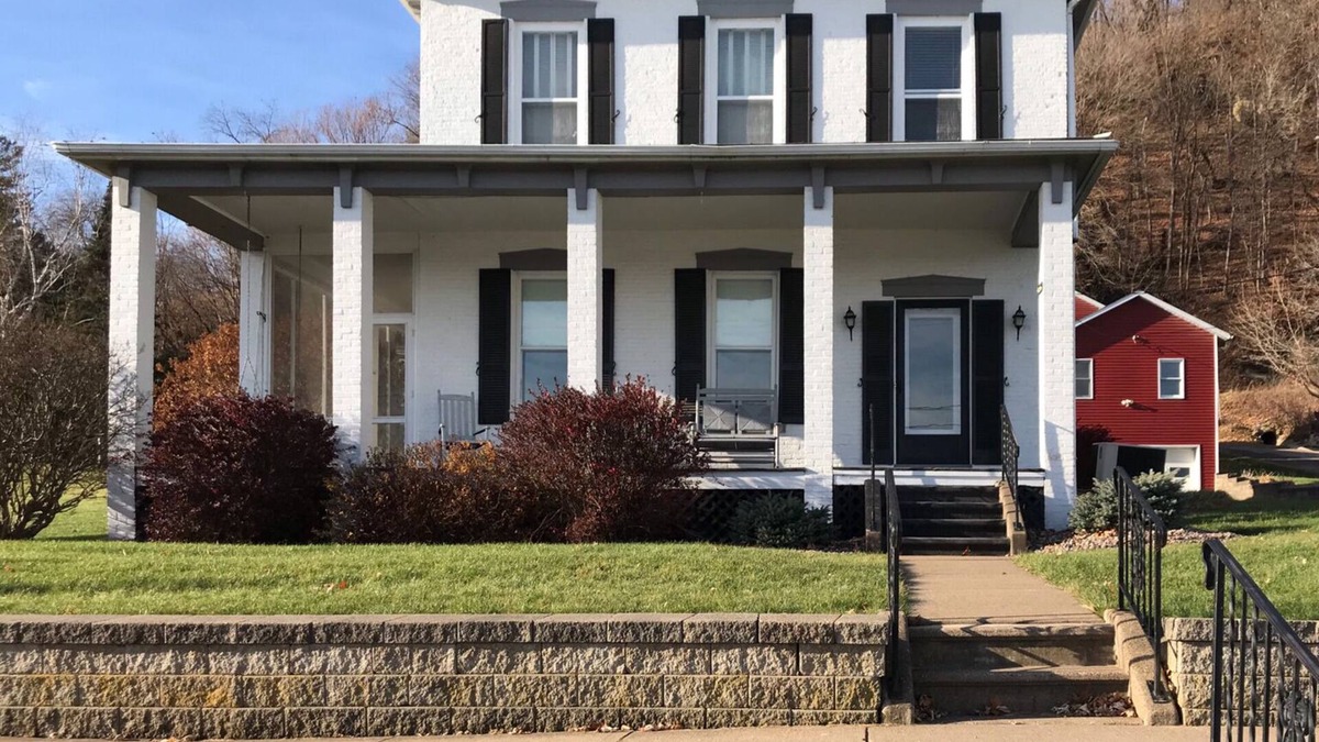 Lansing House | Majestic Mississippi River Views! Booking for October!
