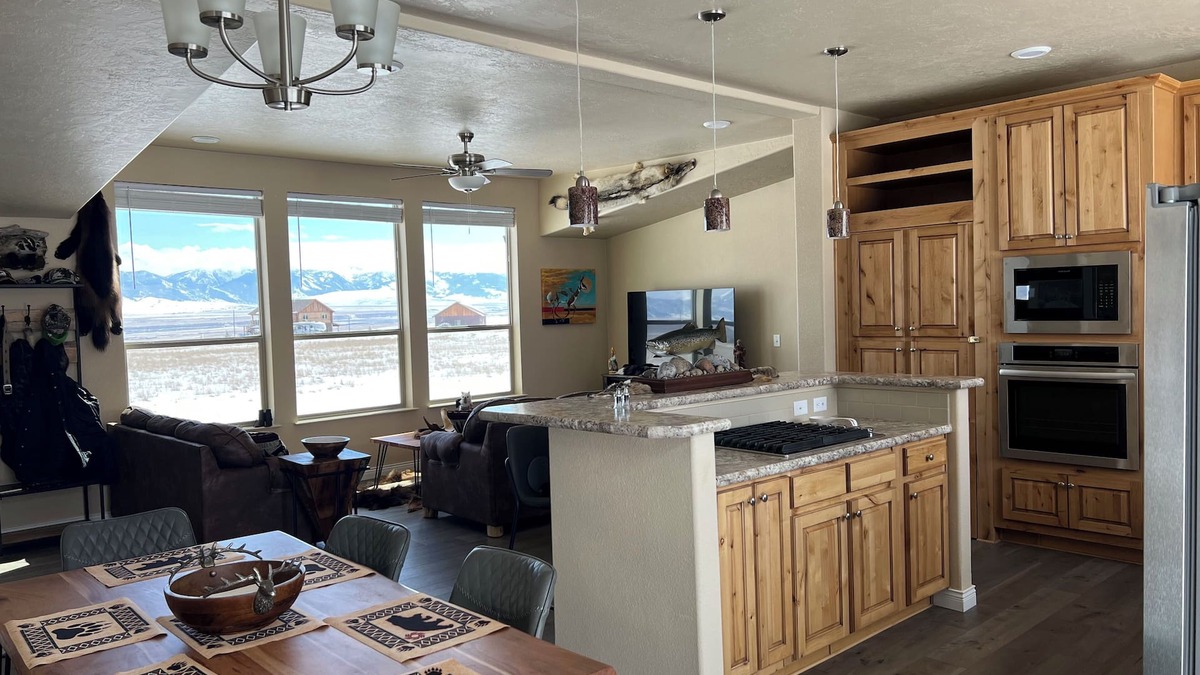 Shining Mountains House | Majestic Mountain View Home