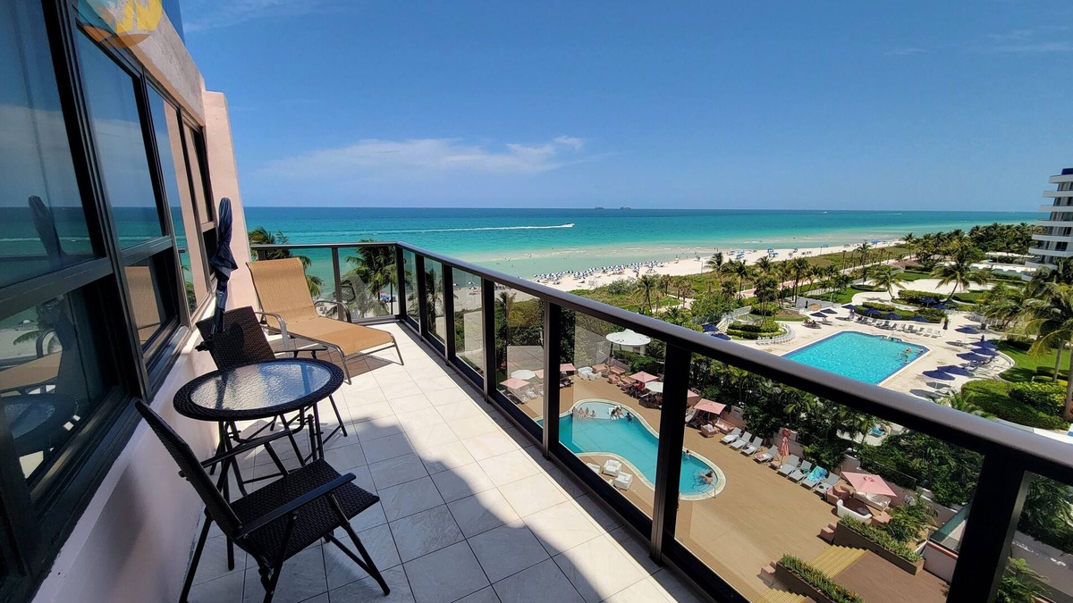 La Gorce Apartment | Majestic Oceanfront 3 Bedroom Views Every Room Large Corner Apartment - 901