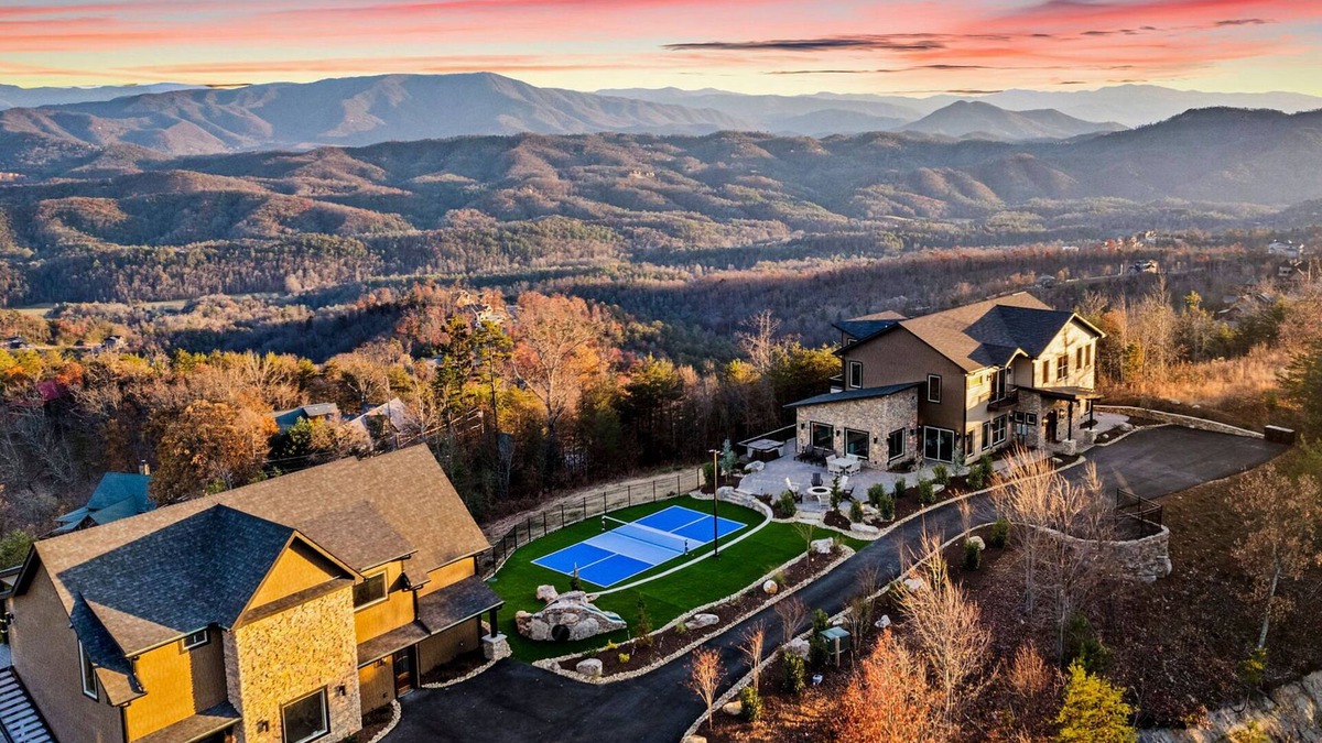 Gatlinburg - Pigeon Forge House | Majestic Paradise ~ Pickleball Court ~ Indoor Pool ~ Spectacular Views!