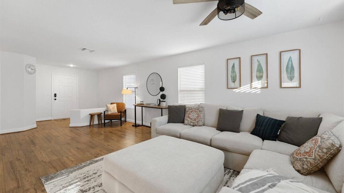 Tule Springs House | Majestic Pine 4bd/3 bath Wifi Pool BBQ grill