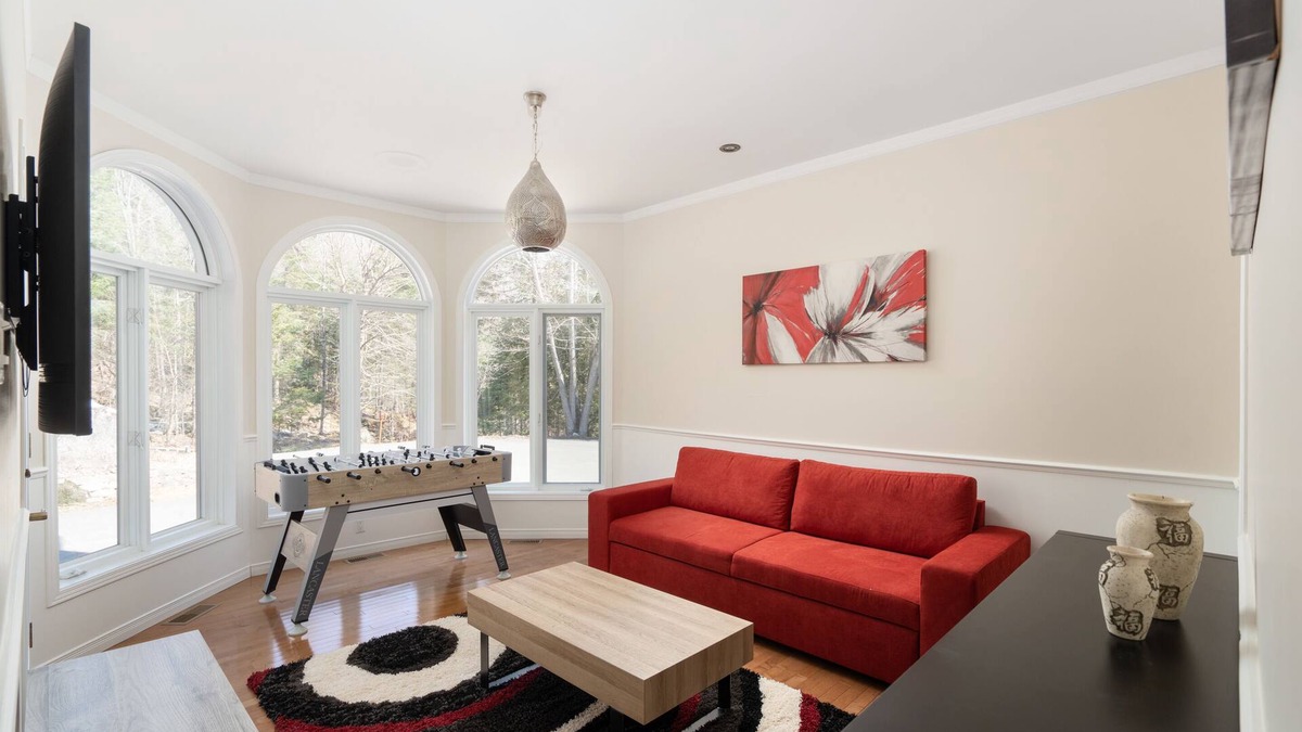 Les Pays-d'en-Haut Regional County Municipality House | Majestic Retreat in the Laurentians