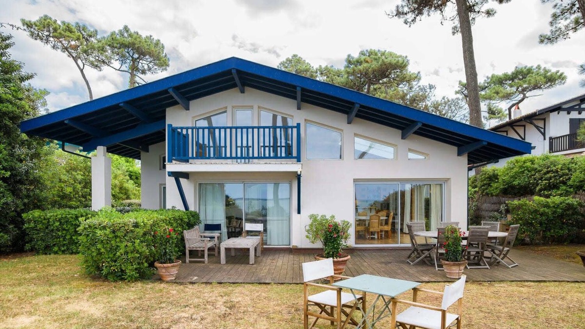 Pyla-sur-Mer Villa | Majestic villa on the first line in Pyla feet in the water
