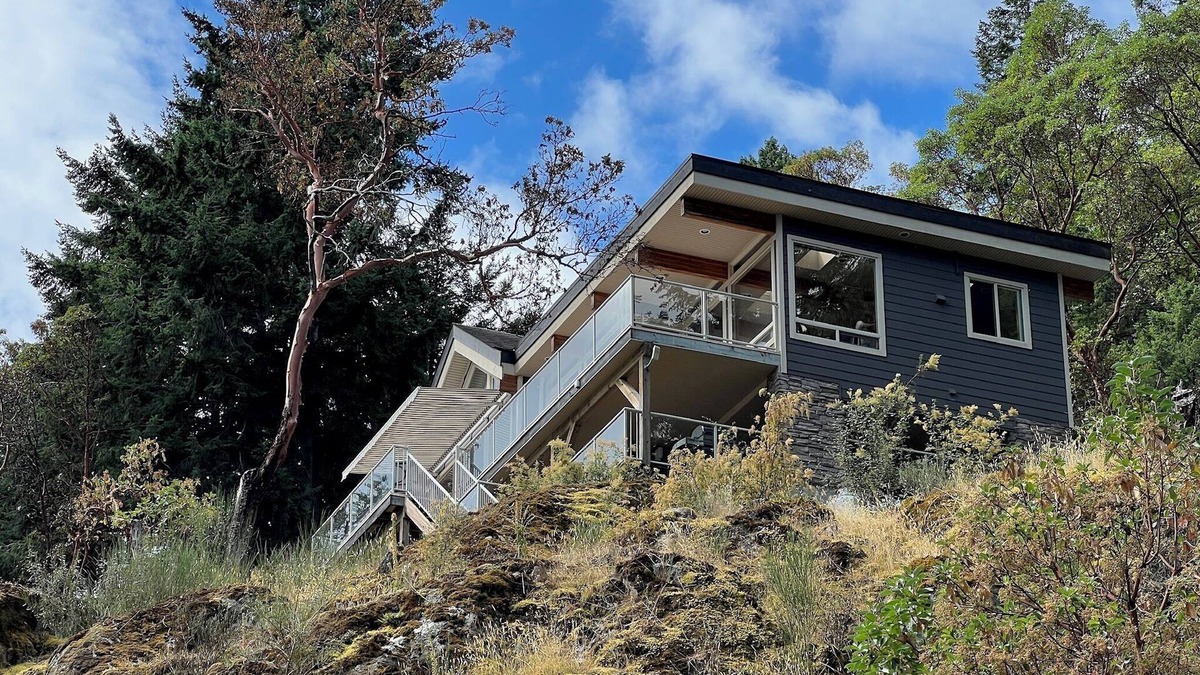 Juan de Fuca Electoral Area House | Malahat unique waterfront three bedrooms villa