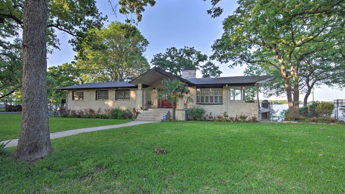 Star Harbor House | Malakoff Lakefront Home: Golf Course On-Site!