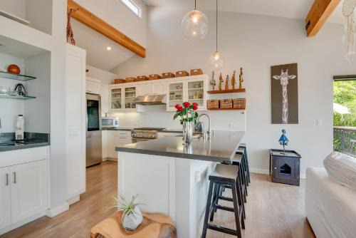 Malibu House | Malibu Retreat with Balcony and Mountain Views