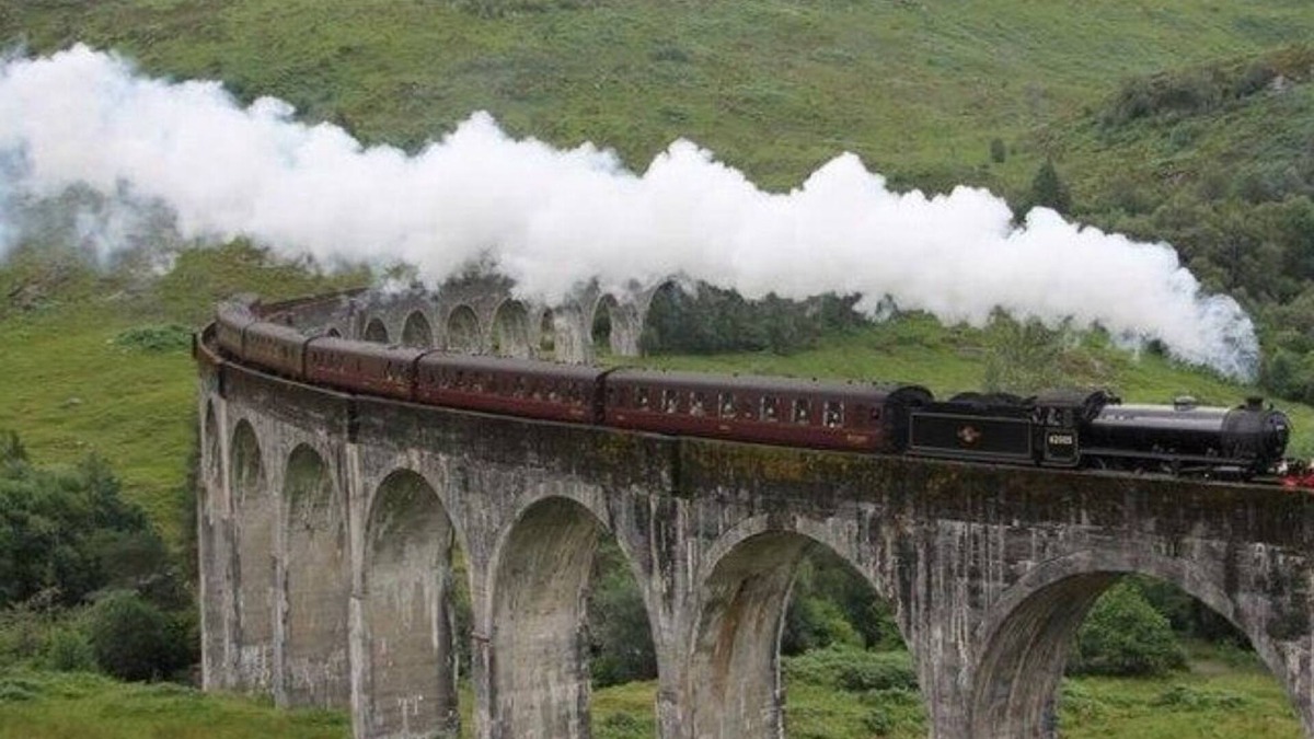 Mallaig Cottage | Mallaig Cottage - Harry Potter Steam Train Passes at bottom of Garden