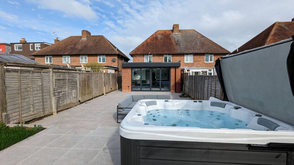 West Wittering House | Malthouse Cottage - a family house that sleeps 6 guests in 3 bedrooms