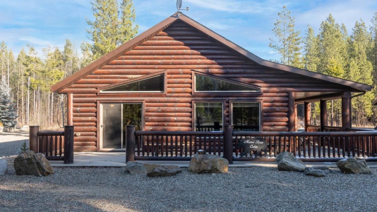 Valemount House | Mama Bear Cabin Rental - Pet Friendly!