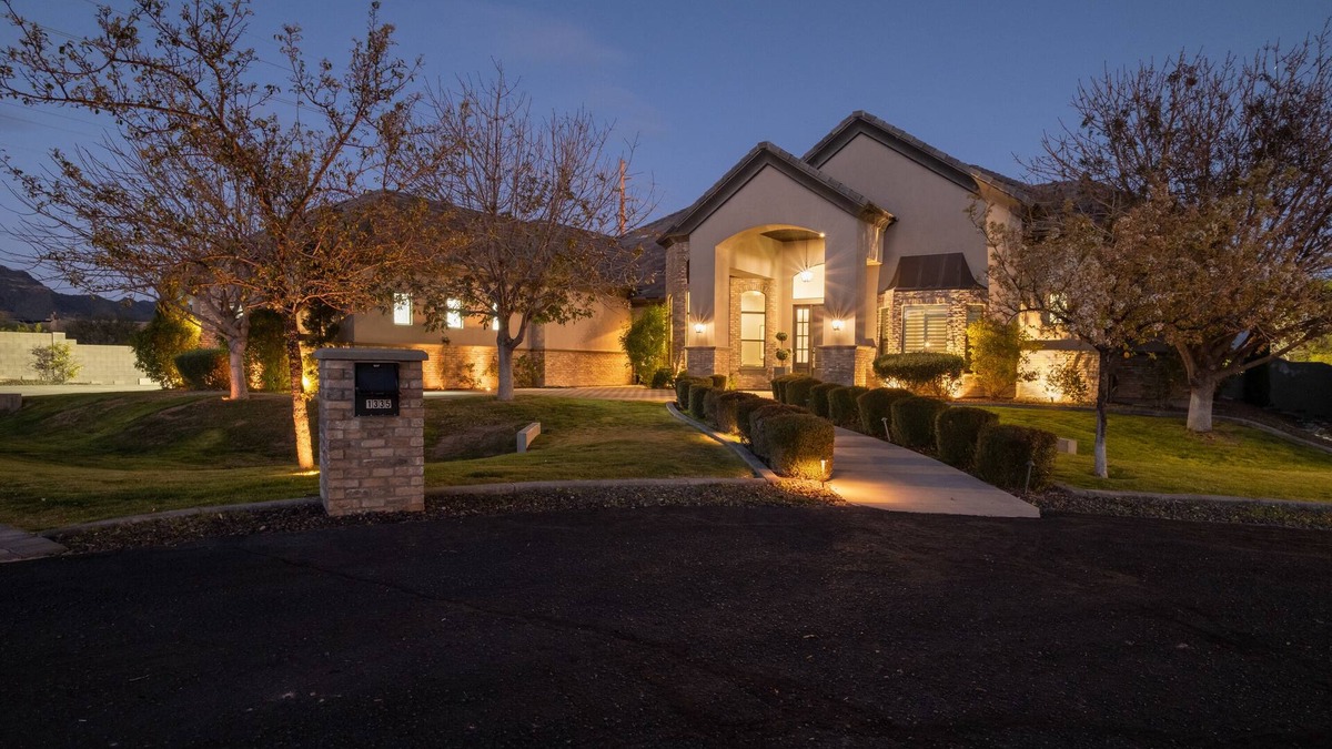 East Mesa House | Man O Man! Hot Pool Mega Home in Mesa!