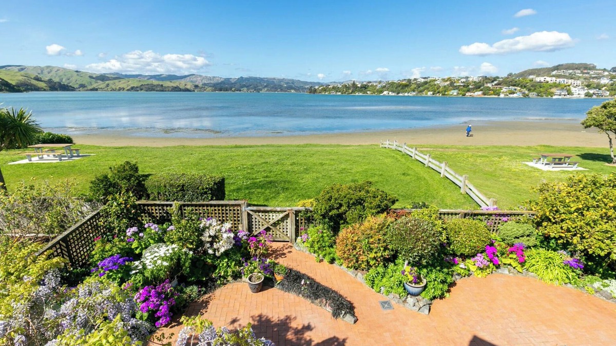 Mana House | Mana Magic - Porirua Waterfront Holiday Home