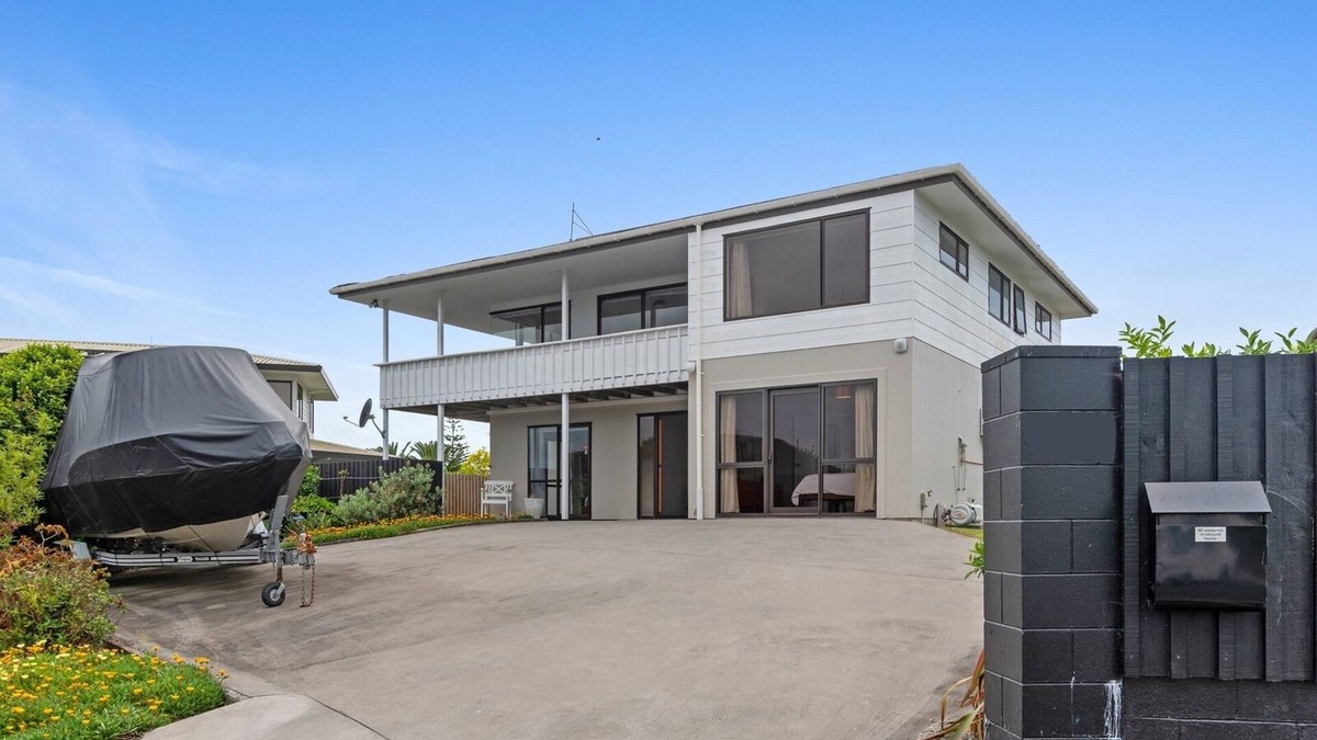 One Tree Point House | Manaia View - One Tree Point Holiday Home