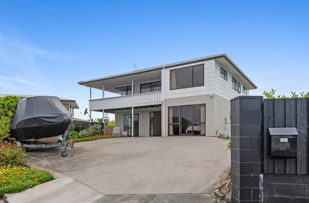 One Tree Point House | Manaia View - One Tree Point Holiday Home