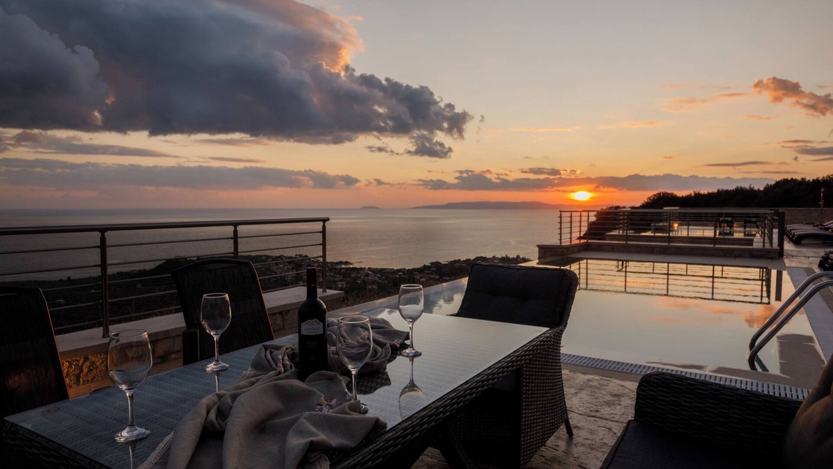 Neochori Villa | Manazil Mani Luxury Villas Estate.n6 bedrooms estate with two private pools.
