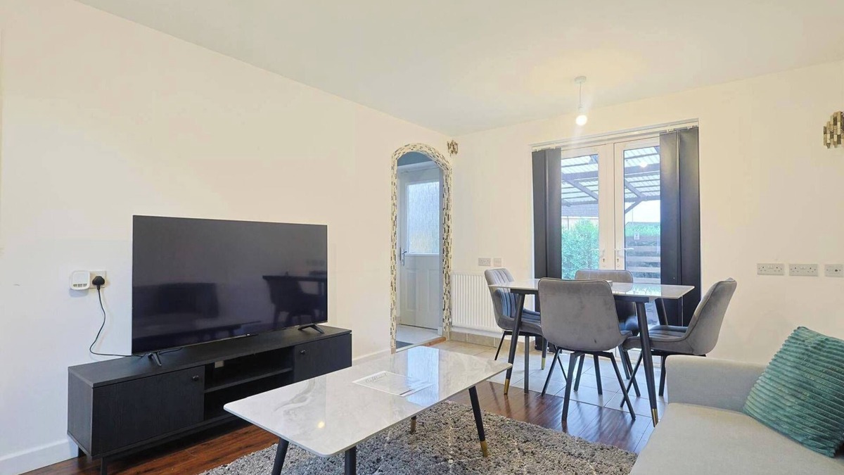 Levenshulme House | Manchester 3-Beds, Sleeps 6 with On-site Parking