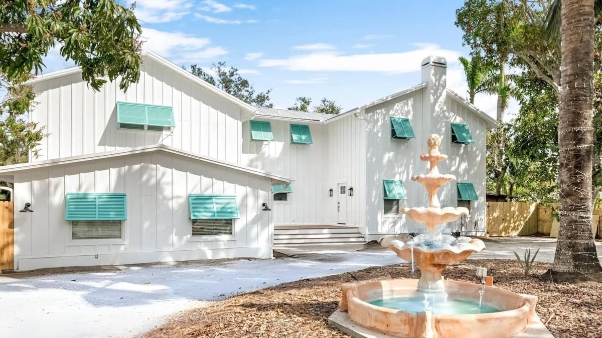 Bradenton House | Mango Manor - Massive 6BR 8 Bath Salt Pool Hot Tub Theater Gym By AMI Beaches