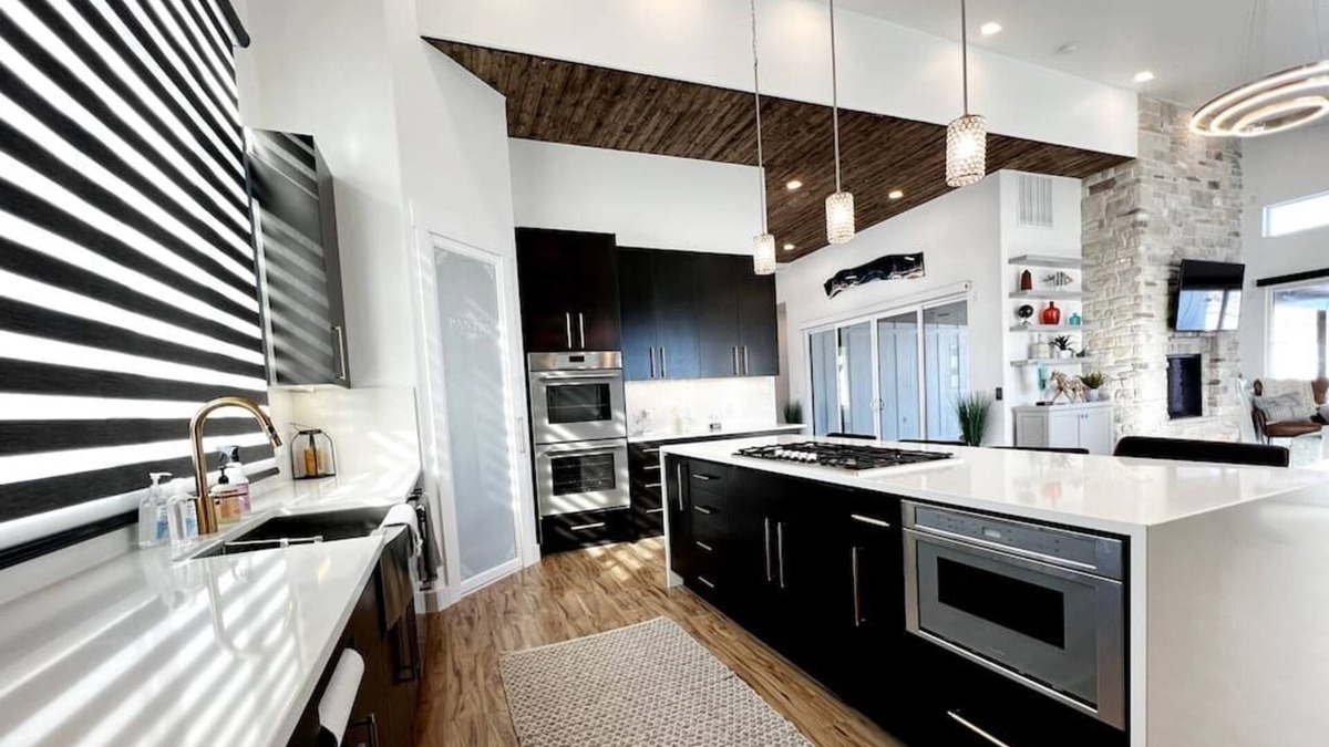 Manila House | Manila Lot 7 · King bed, high end, new home, hot tub, steam room