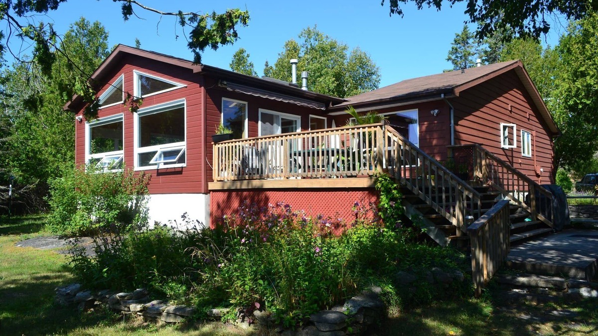 Manitoulin District House | Manitoulin Waterfront Cottage on Lake Huron - With Sauna