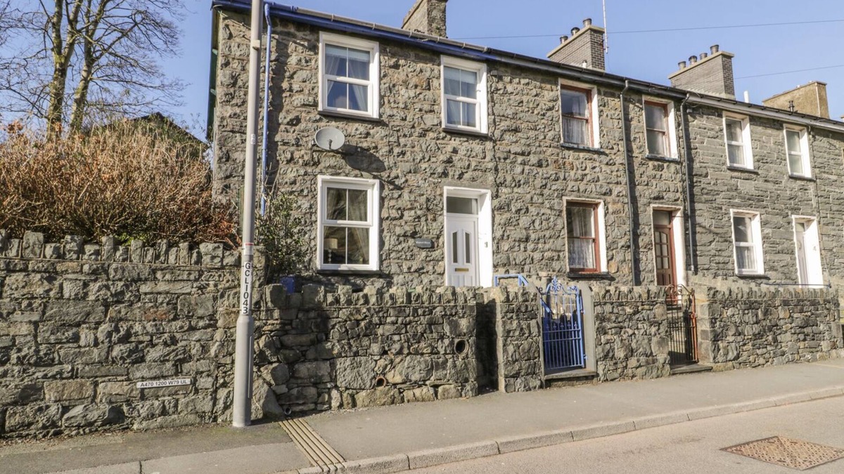 Manod Cottage | MANOD VIEW, pet friendly in Blaenau Ffestiniog