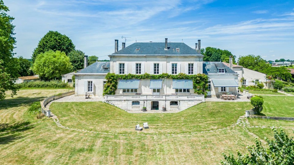 Javrezac Villa | Manoir Colombard - Six Bedroom Villa, Sleeps 12