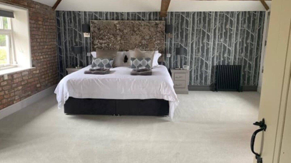 Lund House | Manor Barn - Large Barn Conversion With Hot Tub .