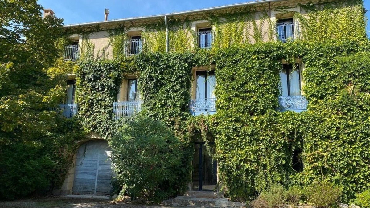 Castelnau-de-Guers House | Manor House with private walled garden and pool
