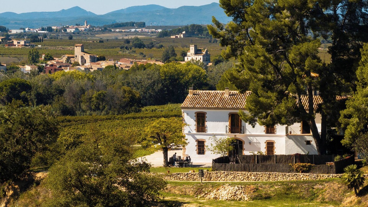Subirats House | Manor house in a vineyard estate, 35' from Barcelona