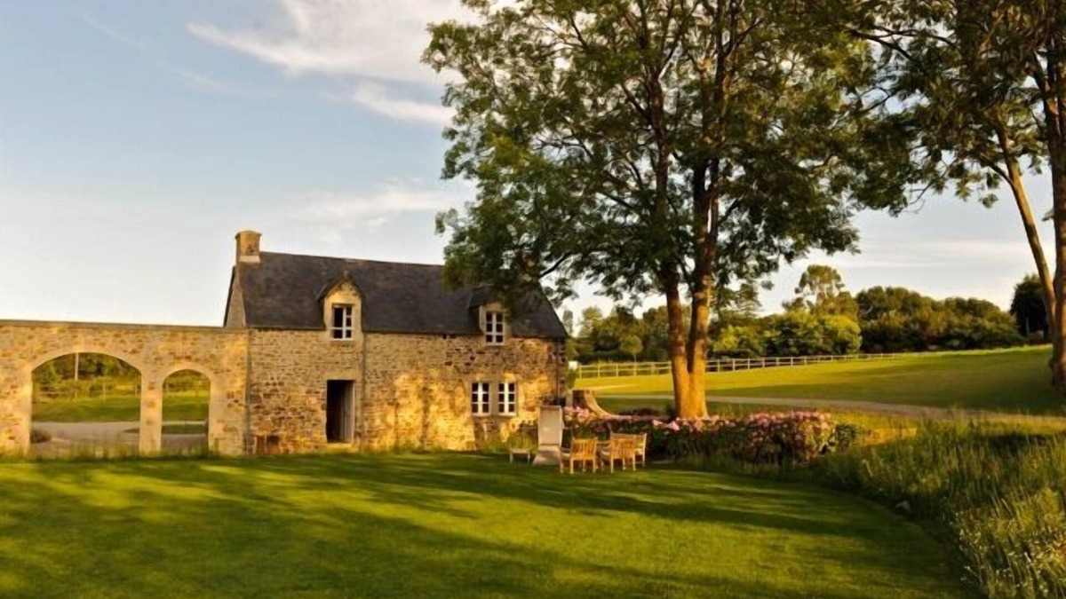 Besneville House | Manor House with Tennis and Swimming Ponds near Ocean