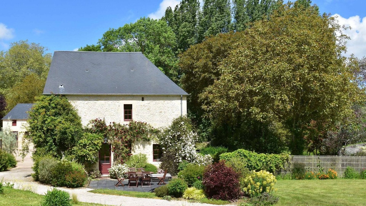 Ponts sur Seulles Villa | Manor in Normandy with Spa and Pool