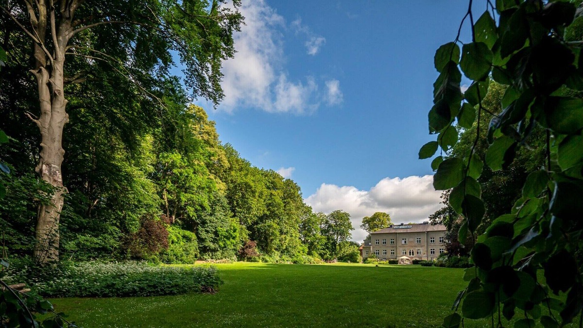 Baumgarten House | Manor Lakeside Escape