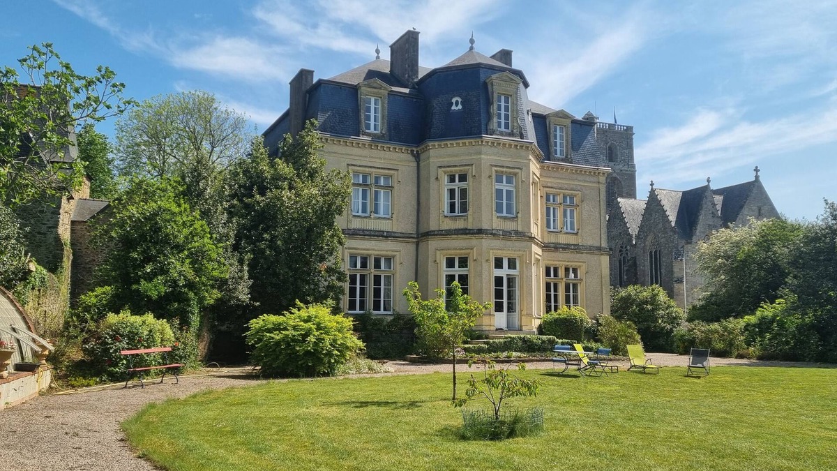 Lamballe House | Manor/Large family home, 7 bedrooms, 6 double beds, 5 single beds