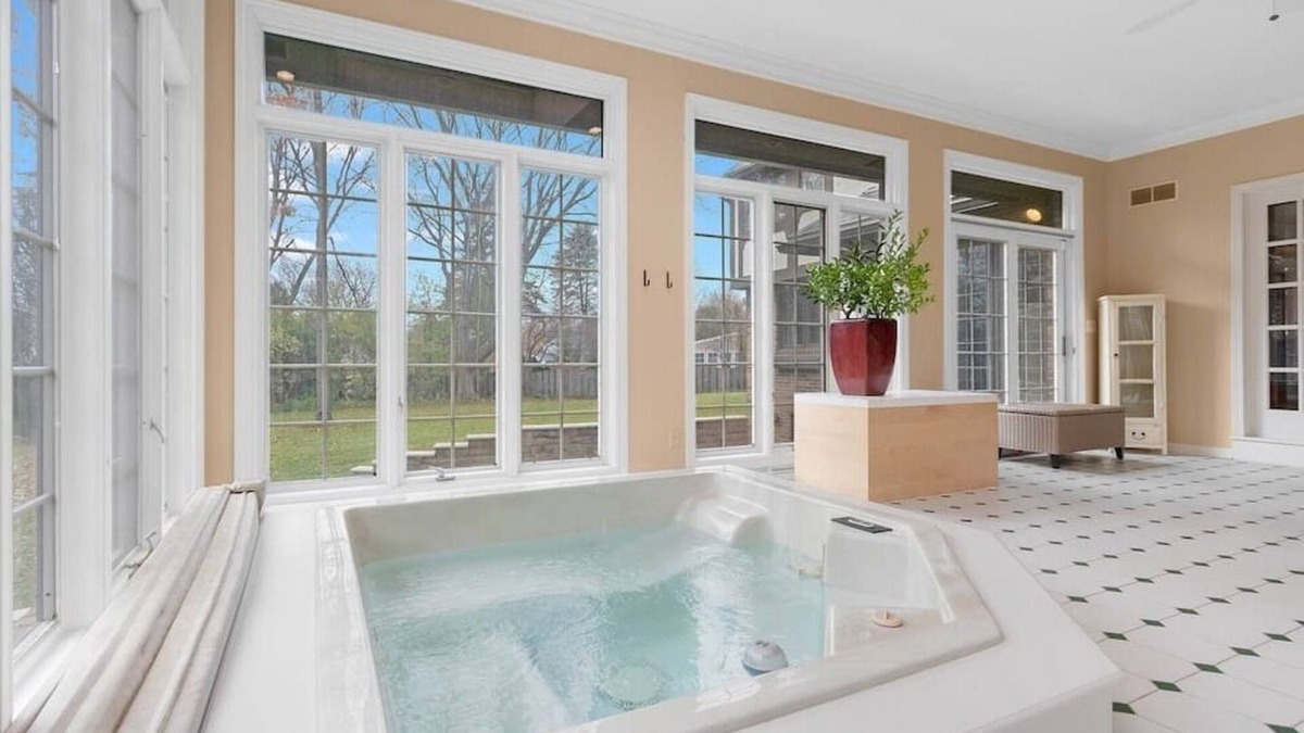 Allouez House | Manor on Terraview/Hot Tub/7br/7,200sqft