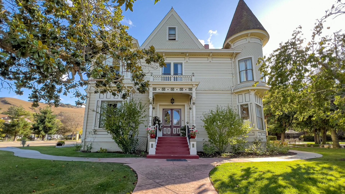 Salinas House | Mansion 10 suites Near Laguna Seca Race Track & Monterey