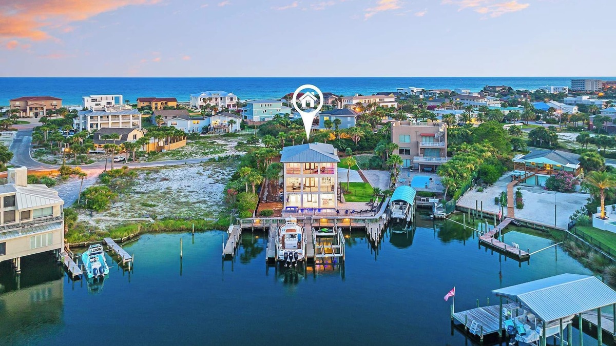 Holiday Isle House | Mansion, Boat Slips, Tiki Cruise Incl | Sun Kissed