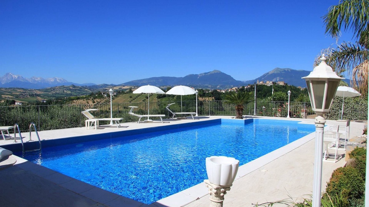 Case Alte Villa | Mansion in Case Alte with Pool & Nature Trails