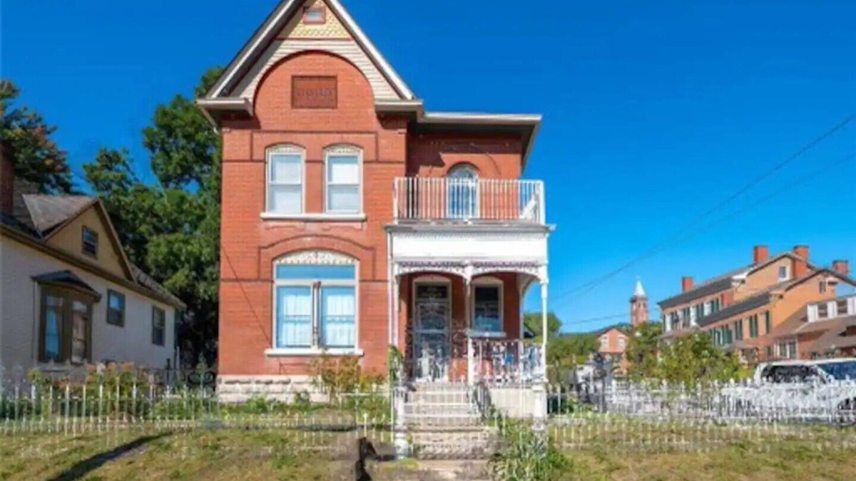 Hermann House | Mansion on market street! Downtown Hermann MO