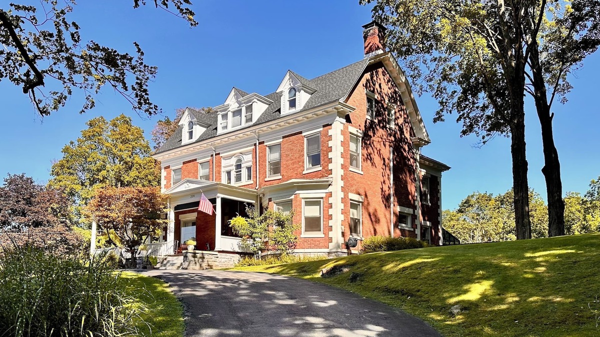Kingston House | Mansion-on-the-hill elegance close to all the Hudson Valley has to offer.