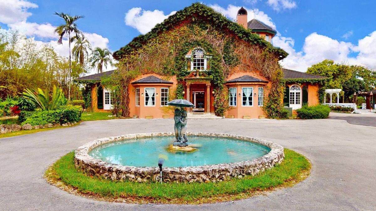 Homestead House | MANSION, short term rentals and events, perfect for weddings.