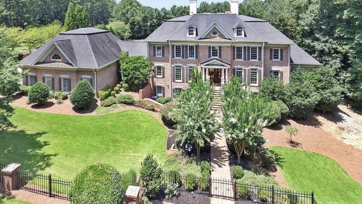 Acworth Villa | Mansion stay for big groups 8 miles from LakePoint Sports!