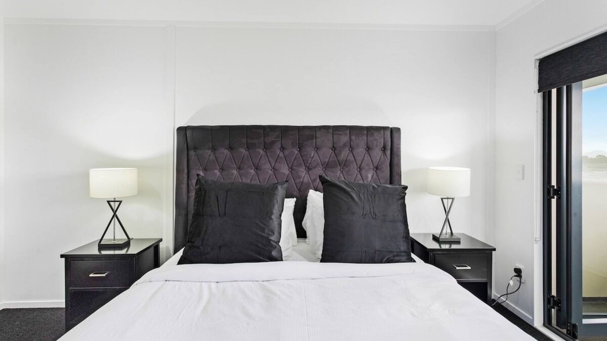 Manukau City Apartment | Manukau City | Stunning Apt | 3BR 2BA | Heart of Manukau