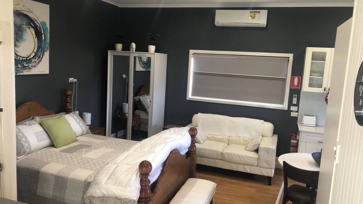 Butlers Falls Cottage | Maple Leaf Cottage - Pet Friendly, special rates for extended stays
