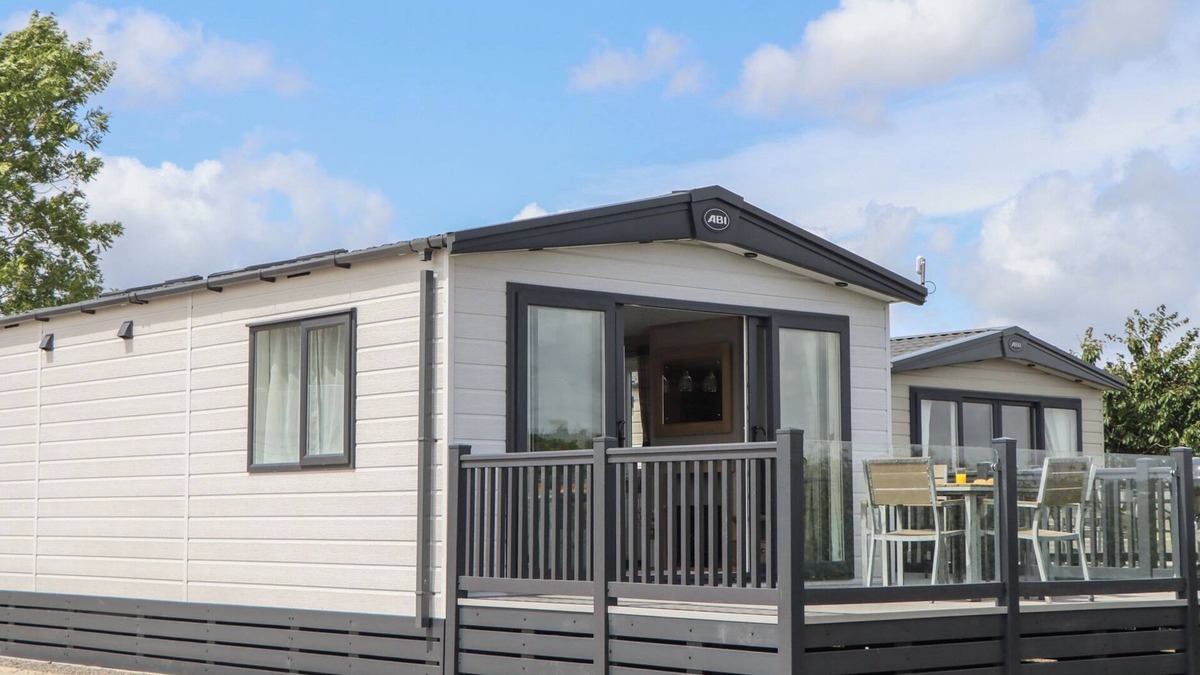 Teigngrace Cottage | MAPLE LODGE, pet friendly, country holiday cottage in Kingsteignton