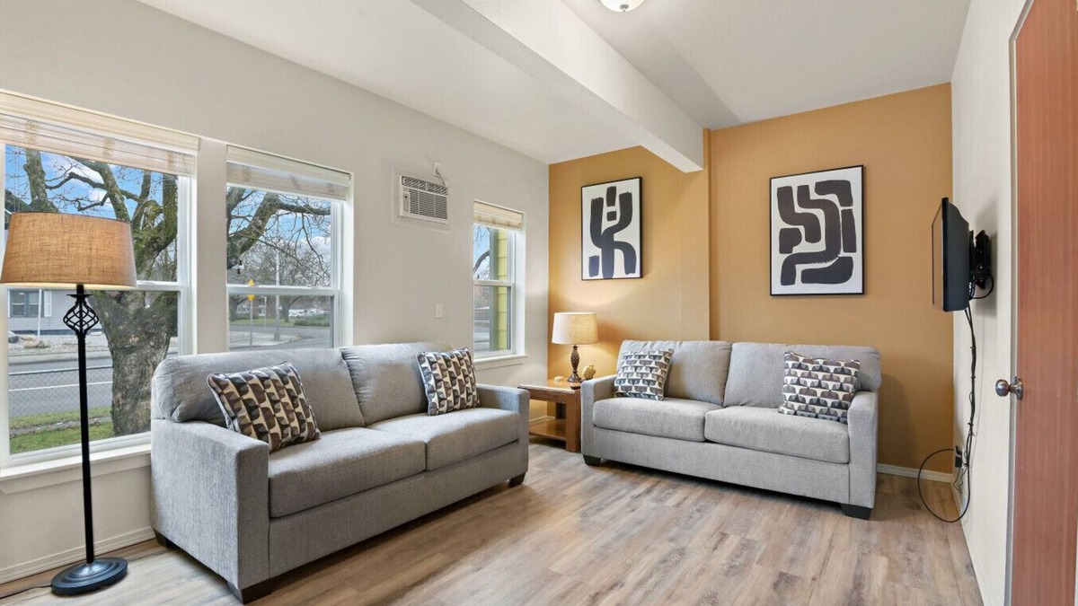 West Central Apartment | Maple Manor Urban Retreat