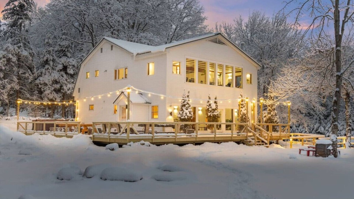 West Dover Ski Chalet | Maple Pine w/Hot Tub Pool Table 3min to Mount Snow