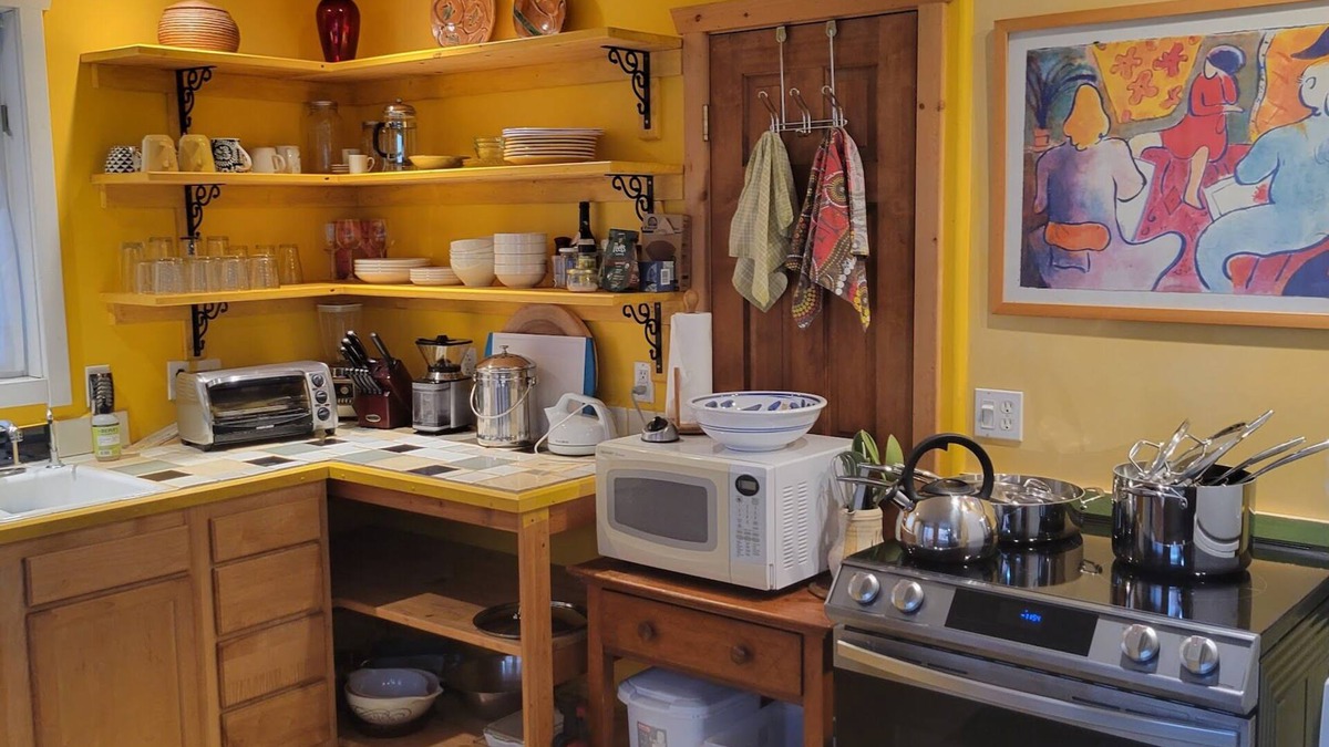 Newlands House | Mapleton Hill - Artists Colorful Apartment in Welcoming Home