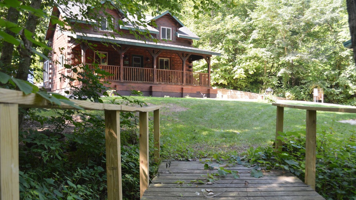 Ferryville Cabin | Maplewood Cabin: Secluded Romance with Private Hot Tub while Star Gazing.
