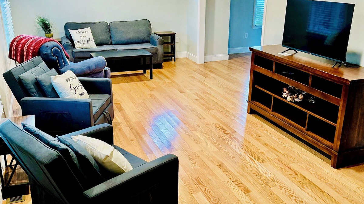 Kingston House | Maplewood Retreat | Spacious, Modern & Pet-Friendly